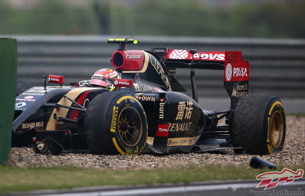 Accidente de Pastor Maldonado en la entrada del pitlane