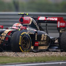 Accidente de Pastor Maldonado en la entrada del pitlane