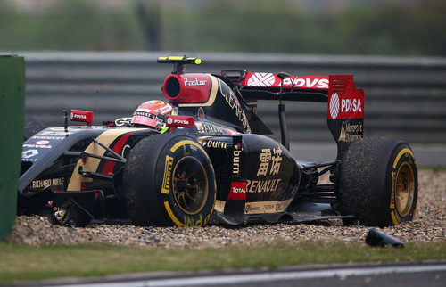 Accidente de Pastor Maldonado en la entrada del pitlane