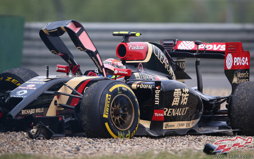 Aparatoso accidente de Pastor Maldonado en los Libres 2 de China