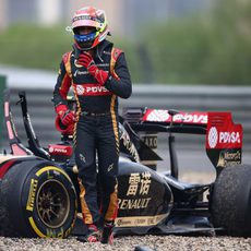Pastor Maldonado se baja del coche tras el accidente