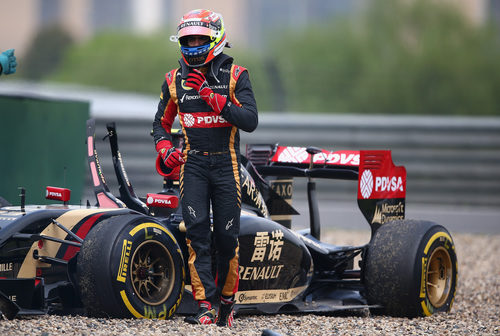 Pastor Maldonado se baja del coche tras el accidente