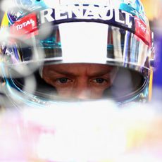 Atenta mirada de Sebastian Vettel desde el RB10