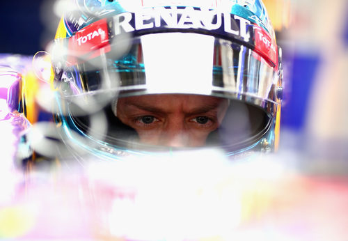 Atenta mirada de Sebastian Vettel desde el RB10
