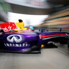 Sebastian Vettel abandona rápido el box de Red Bull