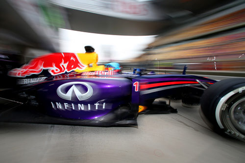 Sebastian Vettel abandona rápido el box de Red Bull