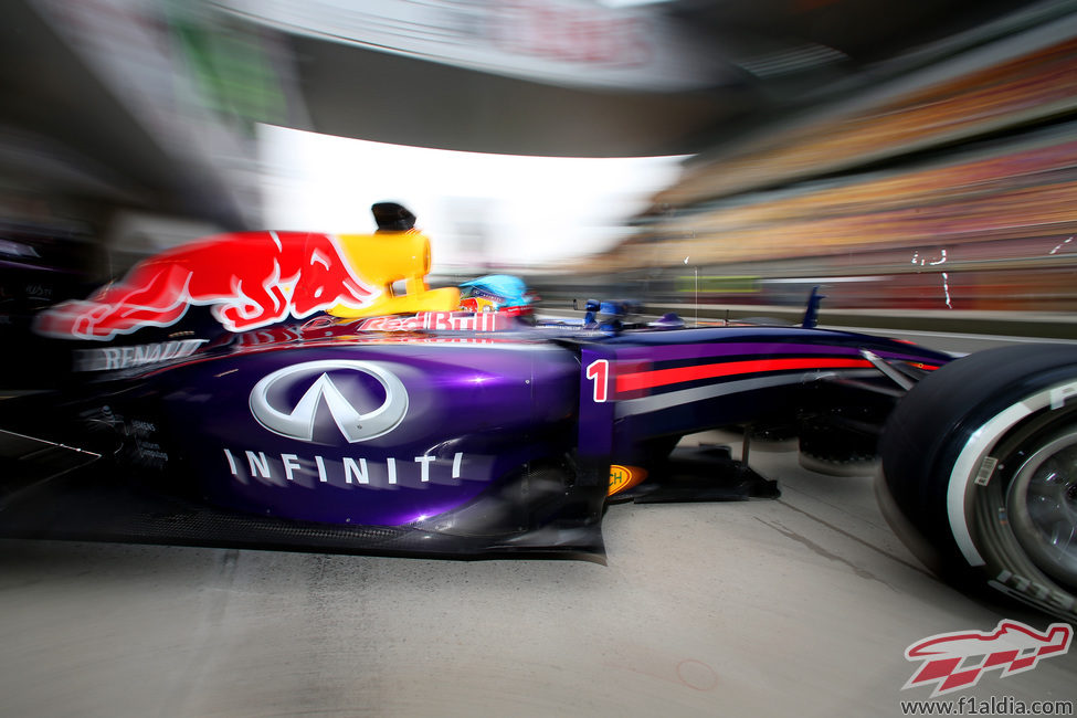 Sebastian Vettel abandona rápido el box de Red Bull