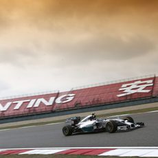 Nico Rosberg en la famosa curva peraltada anterior a la recta más larga del mundial
