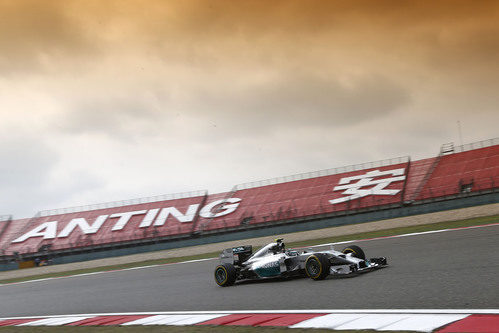 Nico Rosberg en la famosa curva peraltada anterior a la recta más larga del mundial