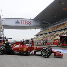 Fernando Alonso sale de boxes en China