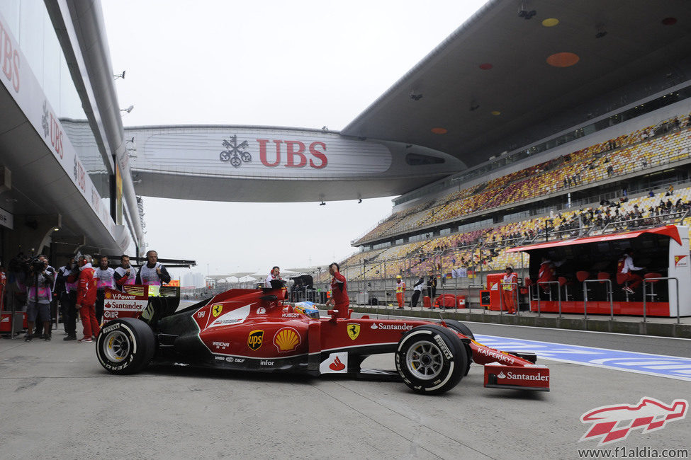 Fernando Alonso sale de boxes en China