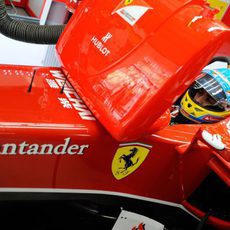 Fernando Alonso analiza los datos en el coche