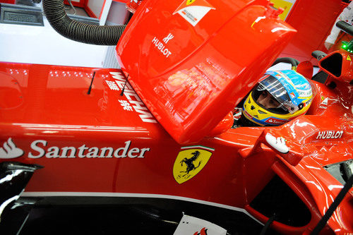 Fernando Alonso analiza los datos en el coche