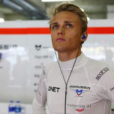 Max Chilton observa la acción en pista desde el 'box'