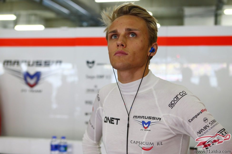 Max Chilton observa la acción en pista desde el 'box'