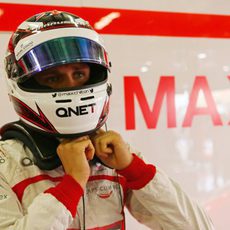 Max Chilton se ajusta el casco