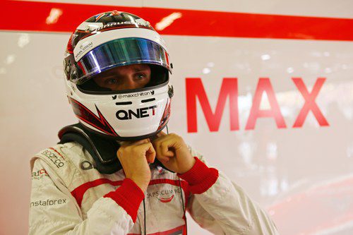 Max Chilton se ajusta el casco