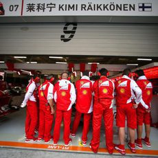 Los mecánicos de Ferrari tapan el coche de Kimi Räikkönen