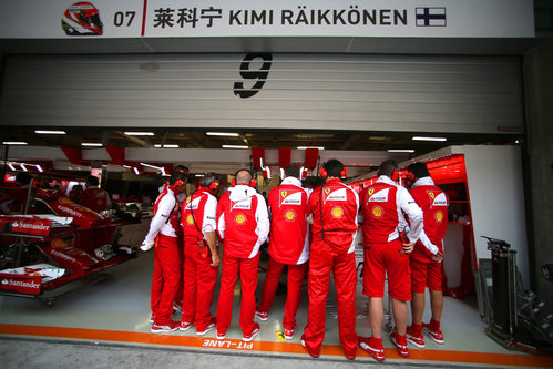 Los mecánicos de Ferrari tapan el coche de Kimi Räikkönen
