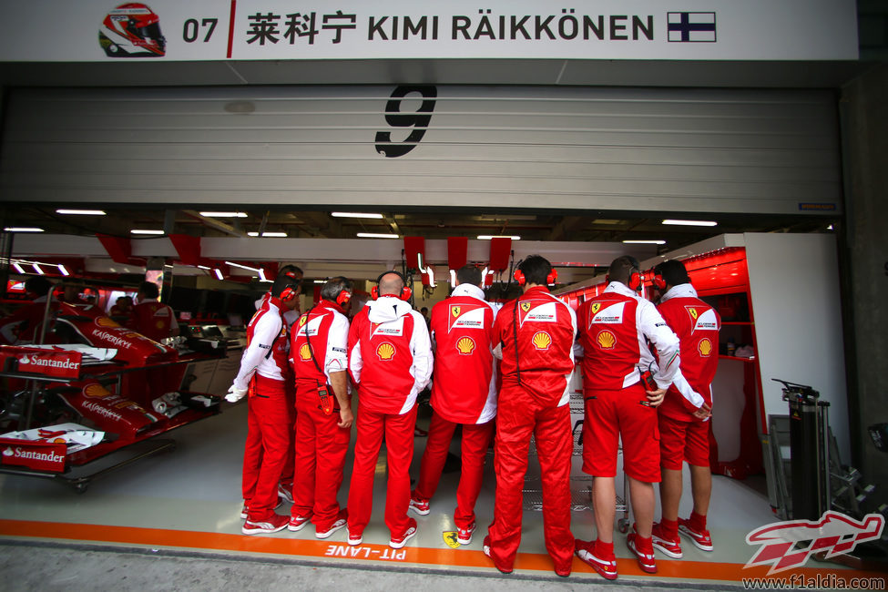 Los mecánicos de Ferrari tapan el coche de Kimi Räikkönen