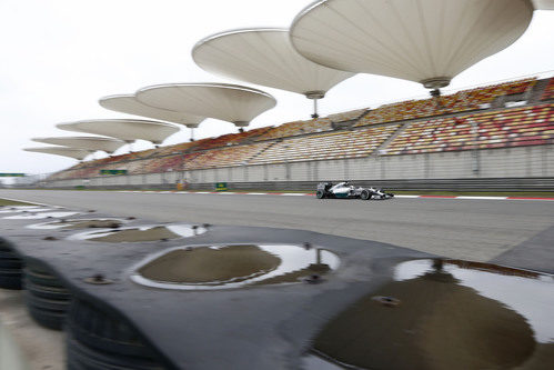 Lewis Hamilton en la recta trasera durante los Libres del viernes en Shanghái