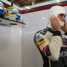 Esteban Gutiérrez preparándose para salir