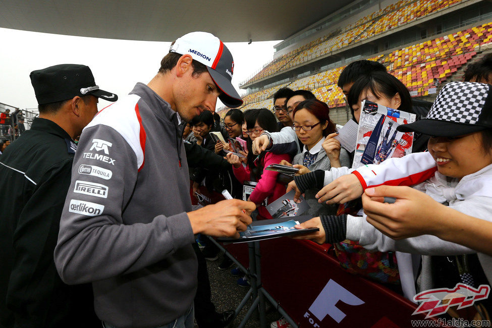 Adrian Sutil firmando autógrafos