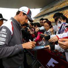 Adrian Sutil firmando autógrafos