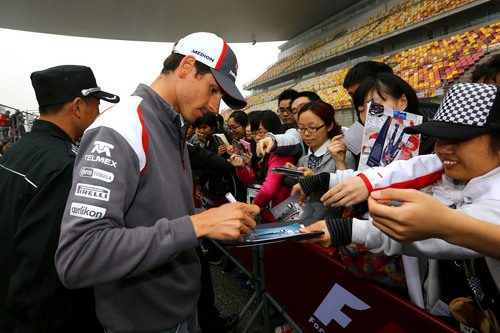 Adrian Sutil firmando autógrafos