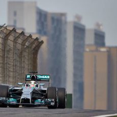 Lewis Hamilton con los edificios de Shanghái al fondo