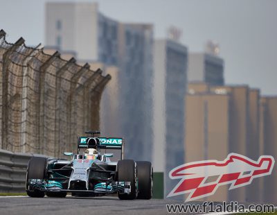 Lewis Hamilton con los edificios de Shanghái al fondo