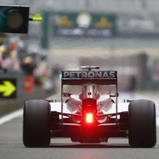 Lewis Hamilton en el pitlane del Circuito Internacional de Shanghái