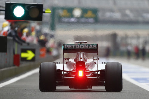 Lewis Hamilton en el pitlane del Circuito Internacional de Shanghái