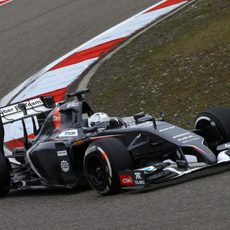 Giedo van der Garde trazando una curva en Shanghái