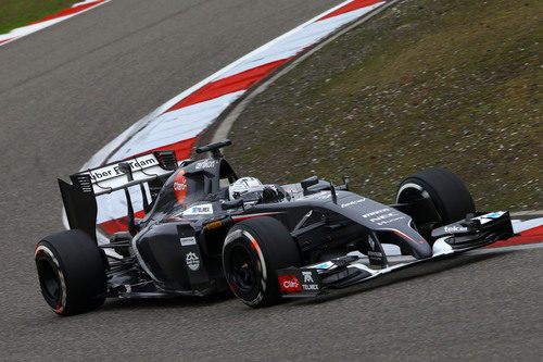 Giedo van der Garde trazando una curva en Shanghái