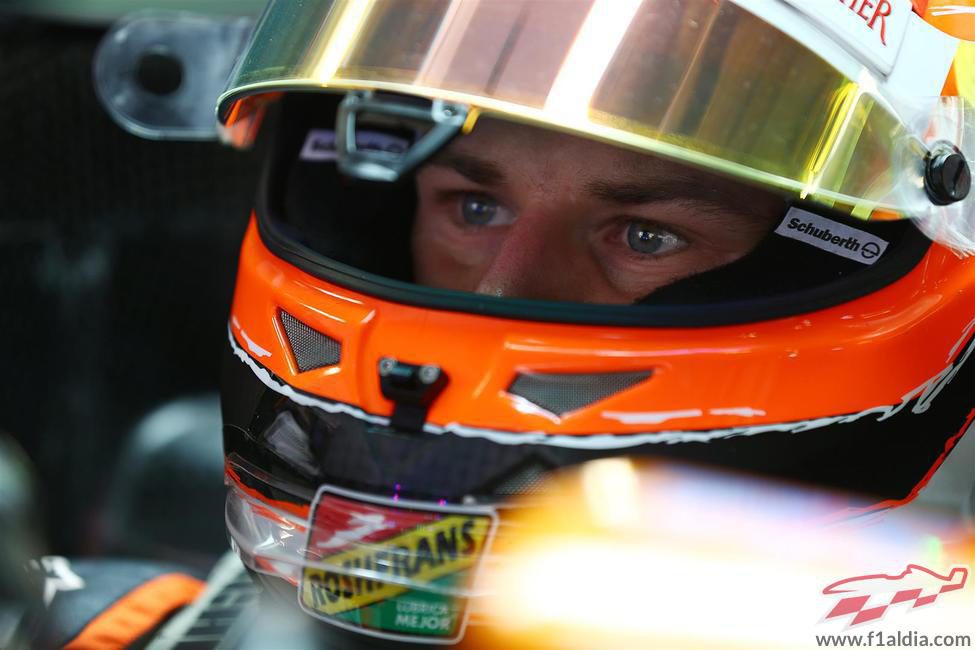 Mirada de concentración de Nico Hülkenberg dentro del VJM07