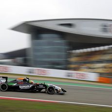 Sergio Pérez afrontando la complicada segunda curva del Circuito de Shanghái