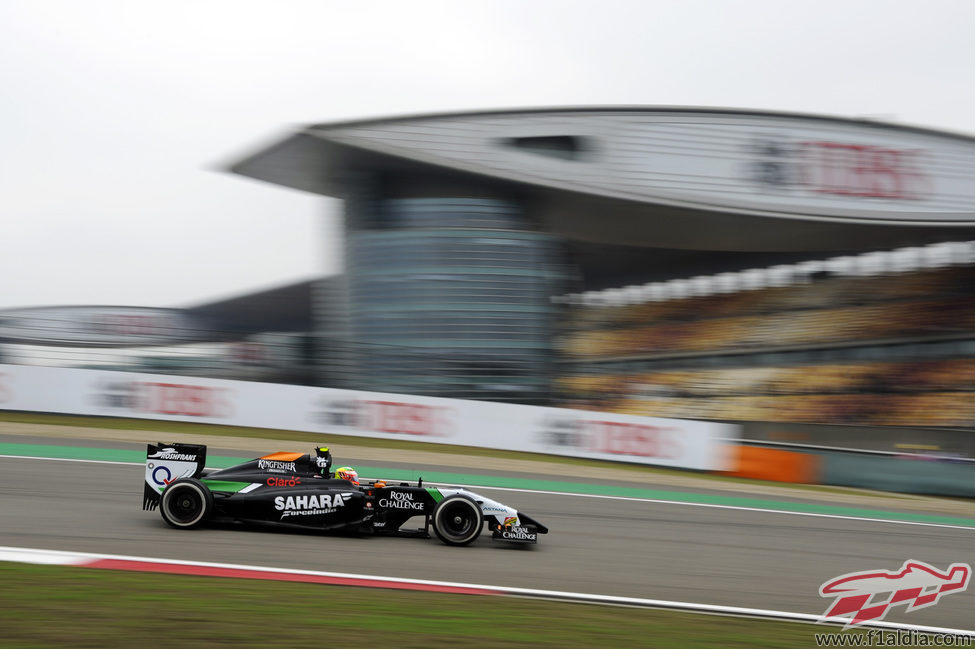 Sergio Pérez afrontando la complicada segunda curva del Circuito de Shanghái