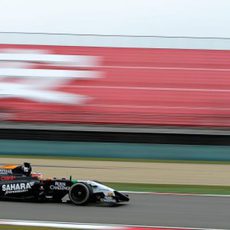 Nico Hülkenberg en el inicio de la curva peraltada de Shanghái