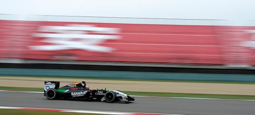 Nico Hülkenberg en el inicio de la curva peraltada de Shanghái