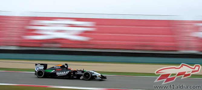 Nico Hülkenberg en el inicio de la curva peraltada de Shanghái