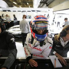 Jenson Button dentro del garaje