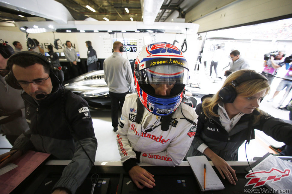 Jenson Button dentro del garaje