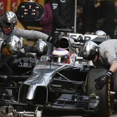 Jenson Button cambiando los neumáticos