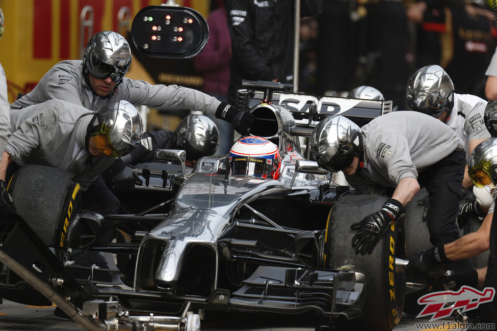 Jenson Button cambiando los neumáticos