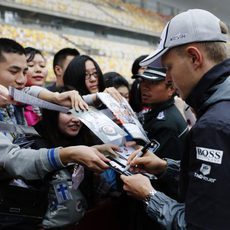 Kevin Magnussen firmando autógrafos para los fans