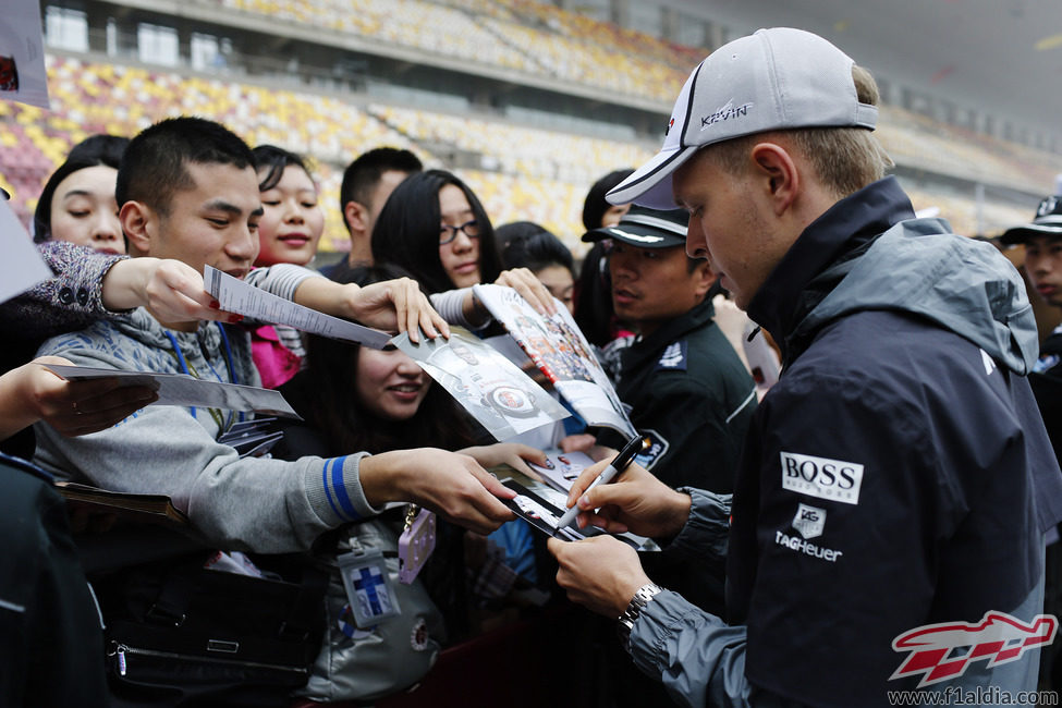 Kevin Magnussen firmando autógrafos para los fans