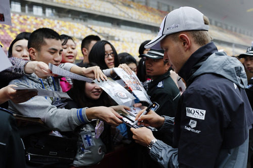 Kevin Magnussen firmando autógrafos para los fans