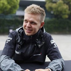 Kevin Magnussen antes de los entrenamientos libres