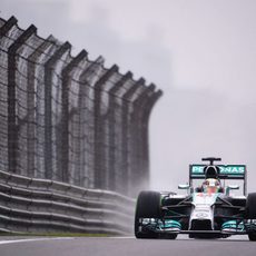 Lewis Hamilton avanza en la lluvia de Shanghái